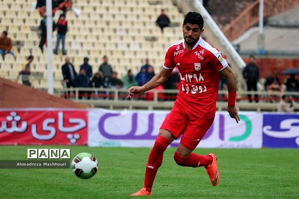 دیدار تیم های تراکتورسازی و صنعت نفت آبادان