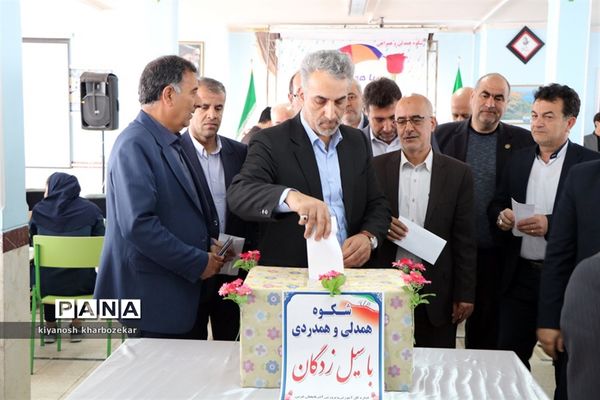 آیین نمادین شکوه همدلی و همراهی با هموطنان سیل زده در دبیرستان پروین اعتصامی ارومیه