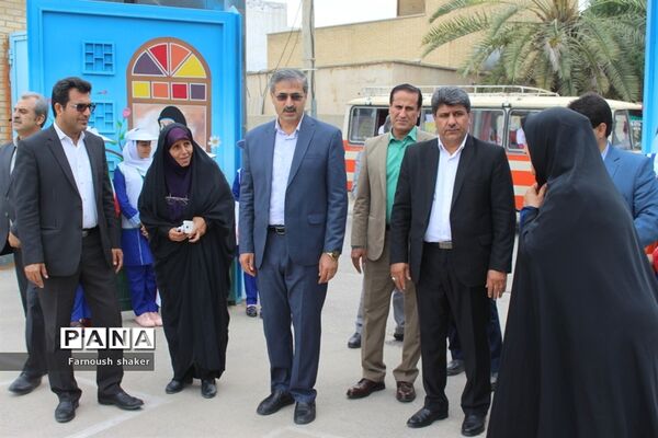 مدرسه مصلحیان شهرستان بوشهر کمک به سیل زدگان
