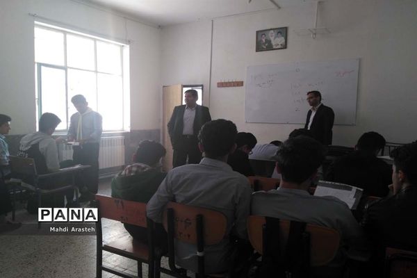 توزیع سیصد پاکت دریافت کمک‌های نقدی اولیا و دانش‌آموزان هنرستان البرز به سیل‌زدگان