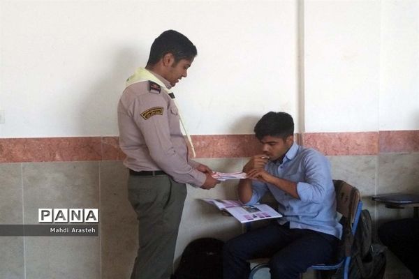 توزیع سیصد پاکت دریافت کمک‌های نقدی اولیا و دانش‌آموزان هنرستان البرز به سیل‌زدگان