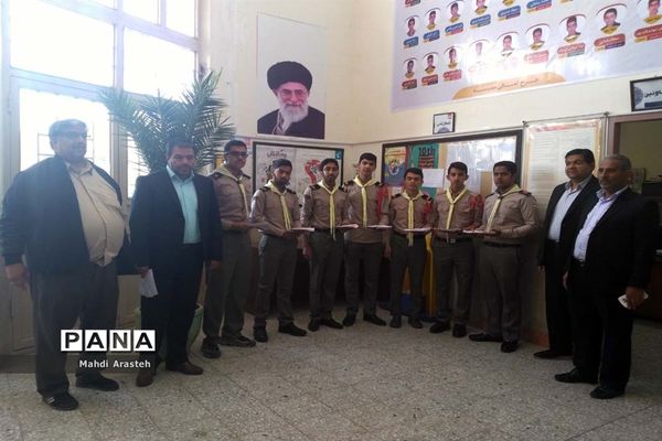 توزیع سیصد پاکت دریافت کمک‌های نقدی اولیا و دانش‌آموزان هنرستان البرز به سیل‌زدگان