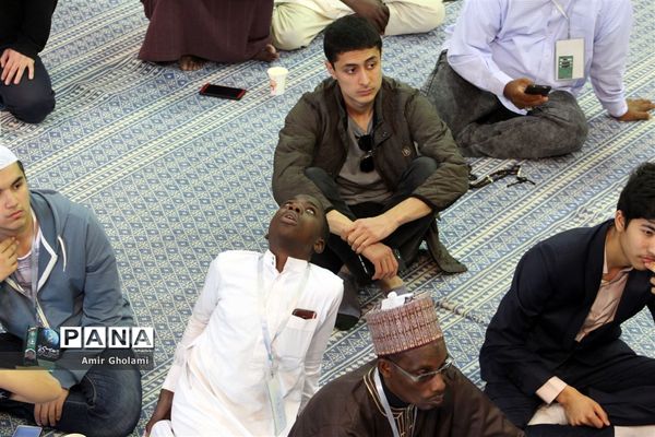 بازدید شرکت کنندگان ششمین دوره مسابقات بین المللی قرآن کریم از حسینیه جماران