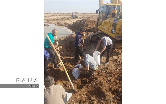 اقدام جهادی فرهنگیان ودانش آموزان آبادانی در احداث سیل بند