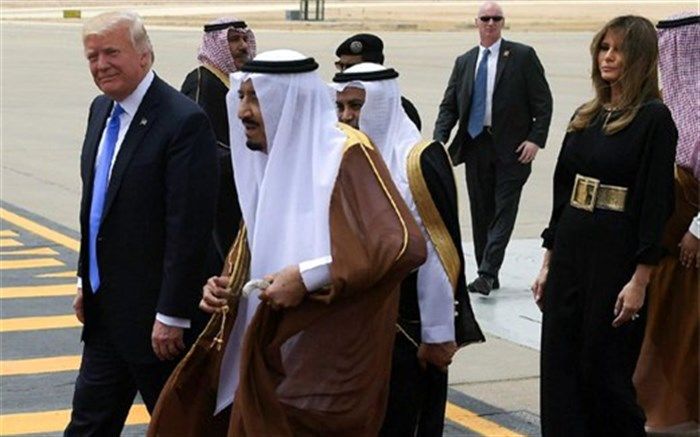 ترامپ: ملک سلمان از بوسیدن دست همسرم دست نمی‌کشید