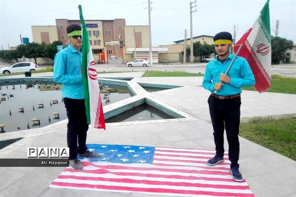 زنجیره انسانی هنرجویان هنرستان سعادت شبانکاره  بوشهر  در پی حمایت از سپاه پاسداران انقلاب اسلامی ایران