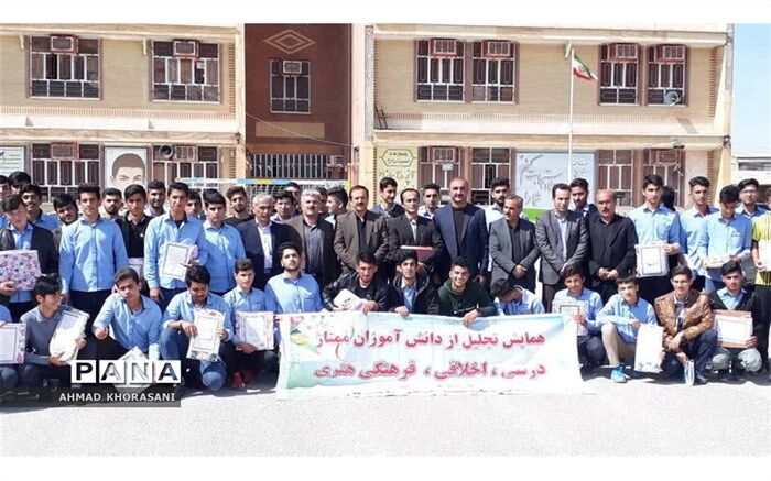 کمک به سیل زدگان به جای اردوی تفریحی توسط دانش آموزان یک مدرسه در لالی