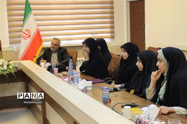 نشست تشکل‌های دانش‌آموزی با مدیرکل آموزش و پرورش استان البرز