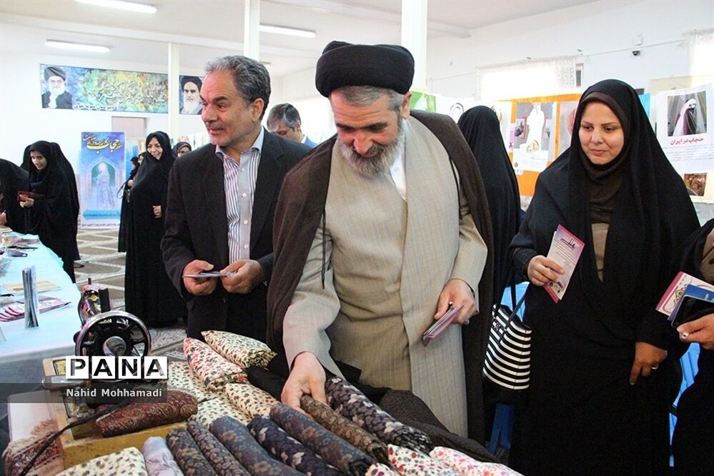 نمایشگاه عفاف و حجاب در دبیرستان نمونه تقوی شهرستان بیرجند