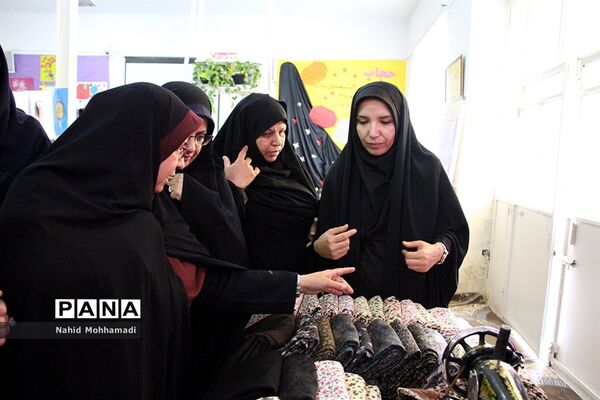 نمایشگاه عفاف و حجاب در دبیرستان نمونه تقوی شهرستان بیرجند