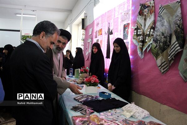 نمایشگاه عفاف و حجاب در دبیرستان نمونه تقوی شهرستان بیرجند