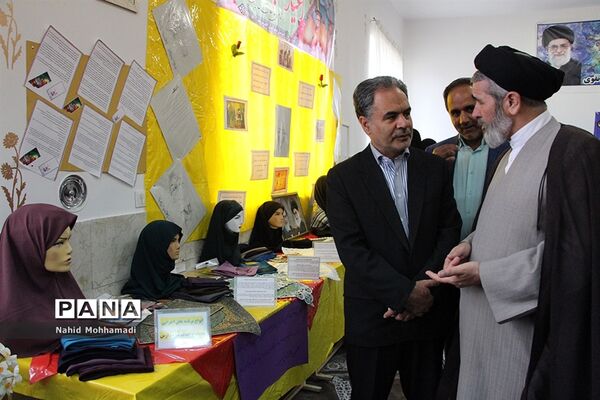 نمایشگاه عفاف و حجاب در دبیرستان نمونه تقوی شهرستان بیرجند