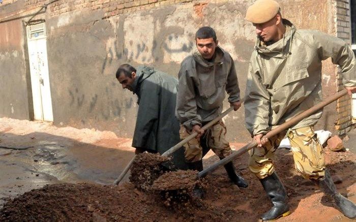 زانو زدن سرهنگ ارتش جلوی کامیون برای سوار کردن پیرزن ها و پیر مردها + فیلم