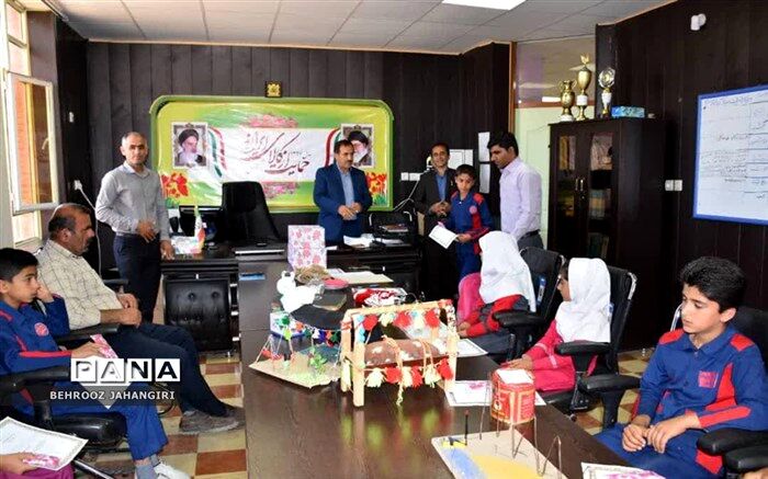 از آثار برتر نمایشگاه دست سازه های دانش آموزان و آموزگاران تجلیل شد