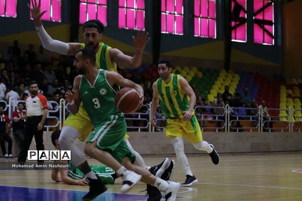 دیدار تیم‌های بسکتبال پالایش نفت آبادان  و ذوب آهن اصفهان