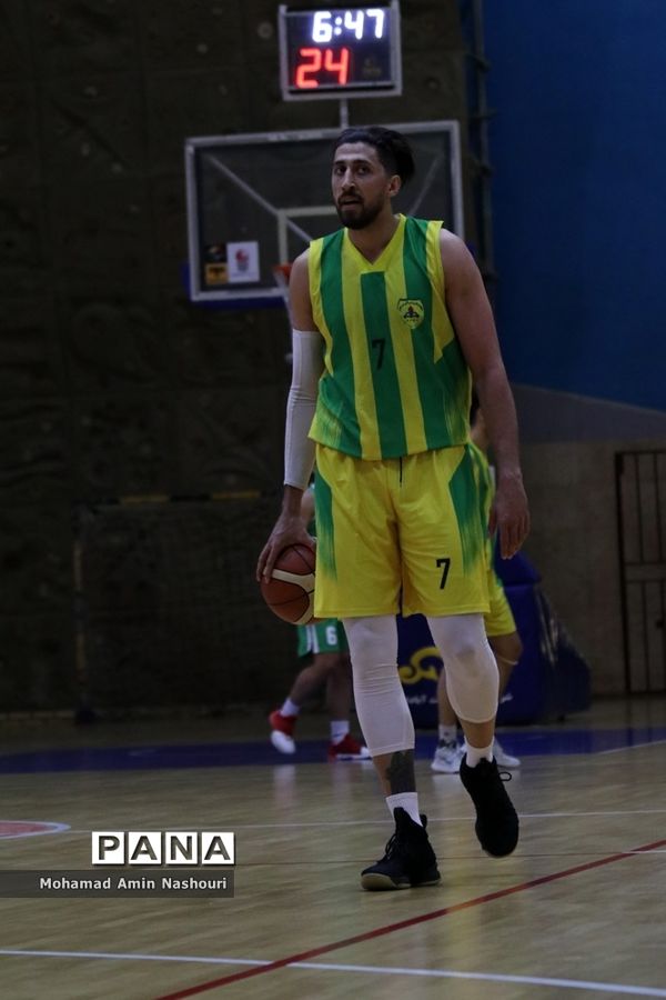 دیدار تیم‌های بسکتبال پالایش نفت آبادان  و ذوب آهن اصفهان