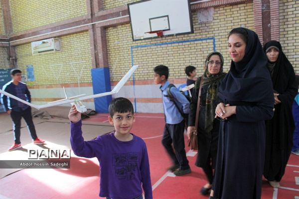 مسابقات گلایدر دانش‌آموزان پسر شهرستان بوشهر