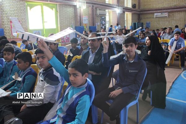 مسابقات گلایدر دانش‌آموزان پسر شهرستان بوشهر