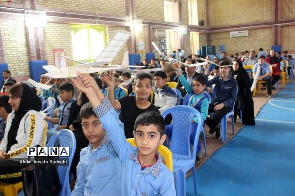 مسابقات گلایدر دانش‌آموزان پسر شهرستان بوشهر