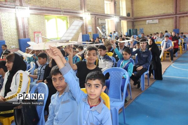 مسابقات گلایدر دانش‌آموزان پسر شهرستان بوشهر