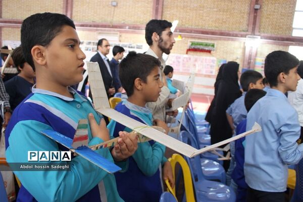 مسابقات گلایدر دانش‌آموزان پسر شهرستان بوشهر