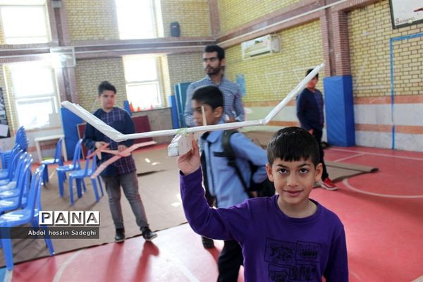 مسابقات گلایدر دانش‌آموزان پسر شهرستان بوشهر