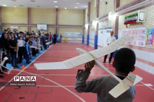 مسابقات گلایدر دانش‌آموزان پسر شهرستان بوشهر