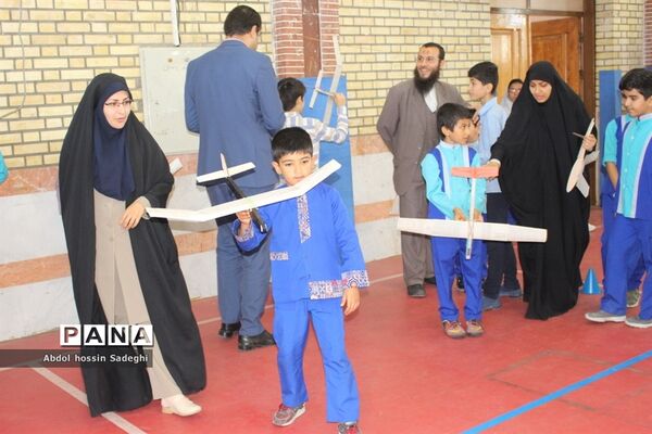 مسابقات گلایدر دانش‌آموزان پسر شهرستان بوشهر