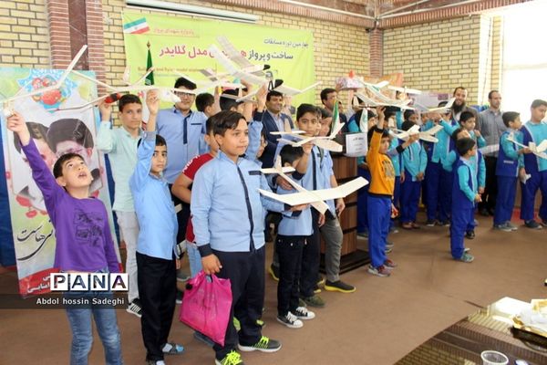 مسابقات گلایدر دانش‌آموزان پسر شهرستان بوشهر