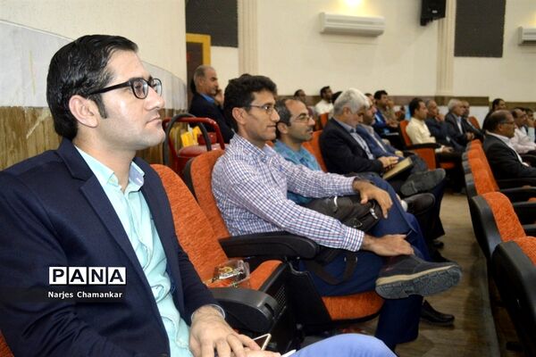 همایش تجلیل از طلایه‌داران تربیت در بوشهر-1