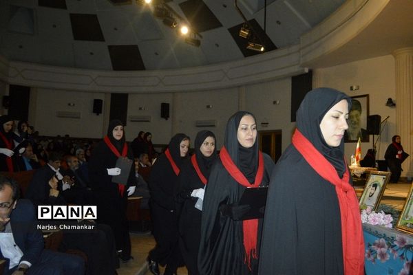 همایش تجلیل از طلایه‌داران تربیت در بوشهر-1