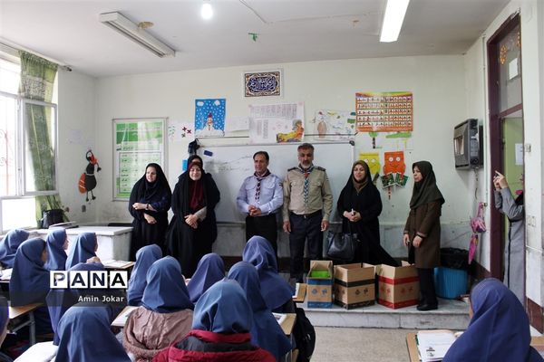 اهداء بسته‌های لوازم التحریر به دانش‌آموزان سیل زده محله سعدی شیراز توسط سازمان دانش‌آموزی فارس