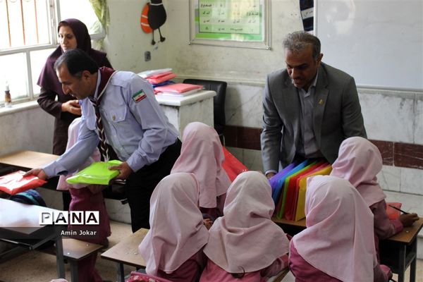 اهداء بسته‌های لوازم التحریر به دانش‌آموزان سیل زده محله سعدی شیراز توسط سازمان دانش‌آموزی فارس