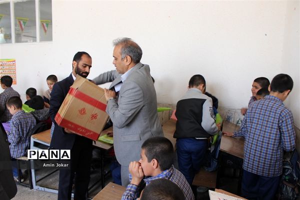 اهداء بسته‌های لوازم التحریر به دانش‌آموزان سیل زده محله سعدی شیراز توسط سازمان دانش‌آموزی فارس