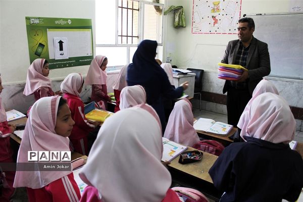 اهداء بسته‌های لوازم التحریر به دانش‌آموزان سیل زده محله سعدی شیراز توسط سازمان دانش‌آموزی فارس