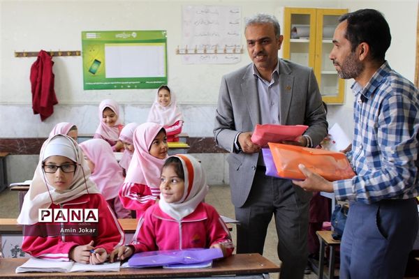 اهداء بسته‌های لوازم التحریر به دانش‌آموزان سیل زده محله سعدی شیراز توسط سازمان دانش‌آموزی فارس