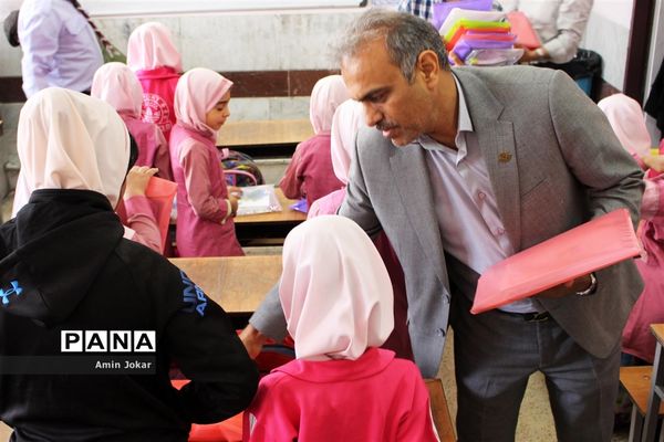 اهداء بسته‌های لوازم التحریر به دانش‌آموزان سیل زده محله سعدی شیراز توسط سازمان دانش‌آموزی فارس