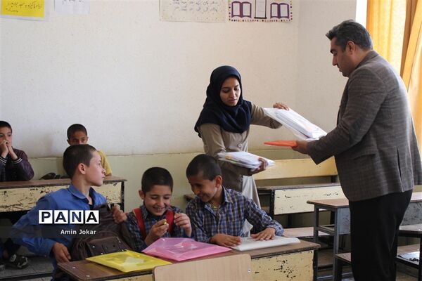 اهداء بسته‌های لوازم التحریر به دانش‌آموزان سیل زده محله سعدی شیراز توسط سازمان دانش‌آموزی فارس