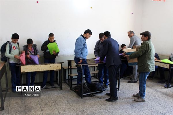 اهداء بسته‌های لوازم التحریر به دانش‌آموزان سیل زده محله سعدی شیراز توسط سازمان دانش‌آموزی فارس