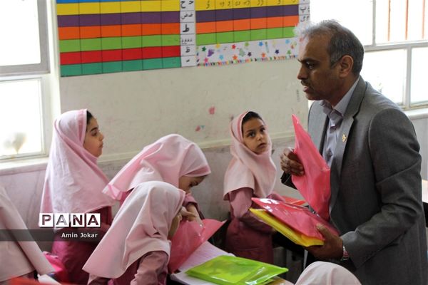 اهداء بسته‌های لوازم التحریر به دانش‌آموزان سیل زده محله سعدی شیراز توسط سازمان دانش‌آموزی فارس