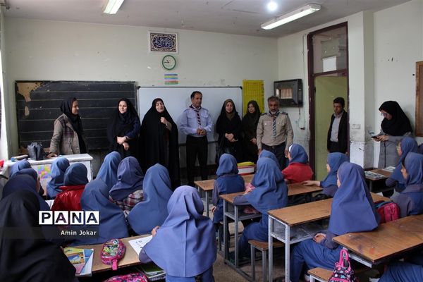 اهداء بسته‌های لوازم التحریر به دانش‌آموزان سیل زده محله سعدی شیراز توسط سازمان دانش‌آموزی فارس