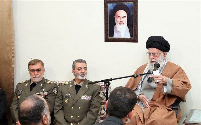 دست برادری ارتش و سپاه حرکتی زیبا پس از حرکت زشت آمریکایی‌ها بود