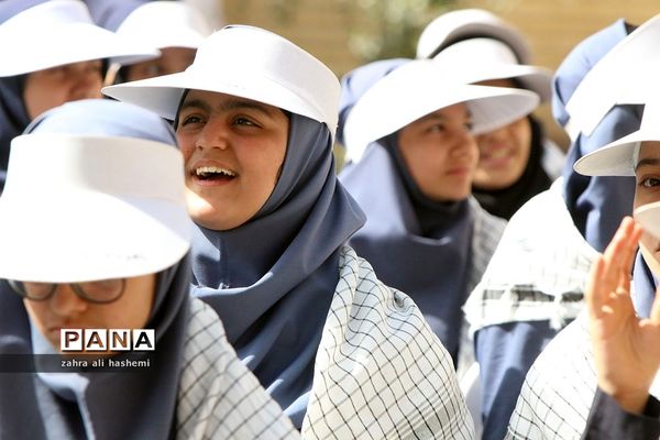 حاشیه هایی از مراسم «سیل مهربانی همکلاسی ها»