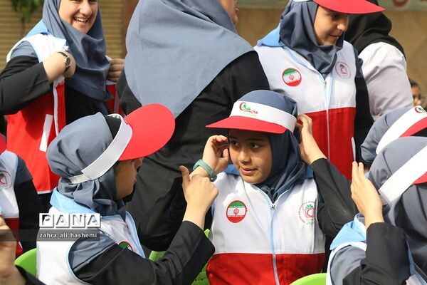 حاشیه هایی از مراسم «سیل مهربانی همکلاسی ها»