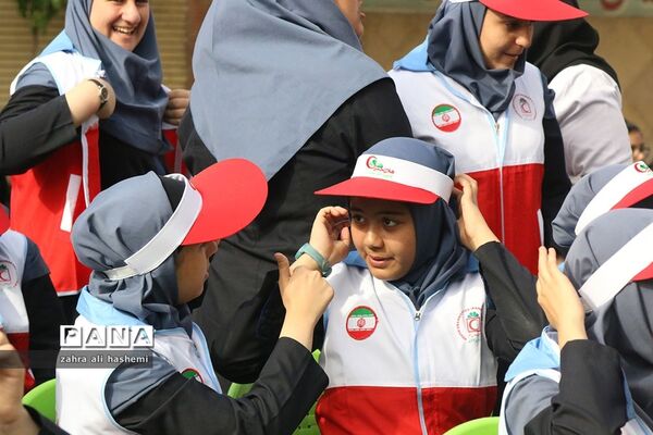 حاشیه هایی از مراسم «سیل مهربانی همکلاسی ها»