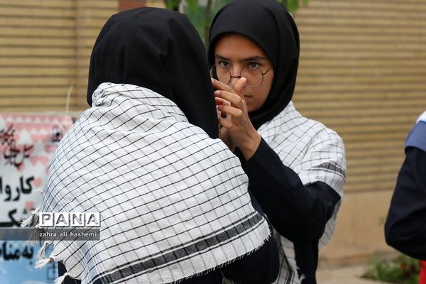 حاشیه هایی از مراسم «سیل مهربانی همکلاسی ها»