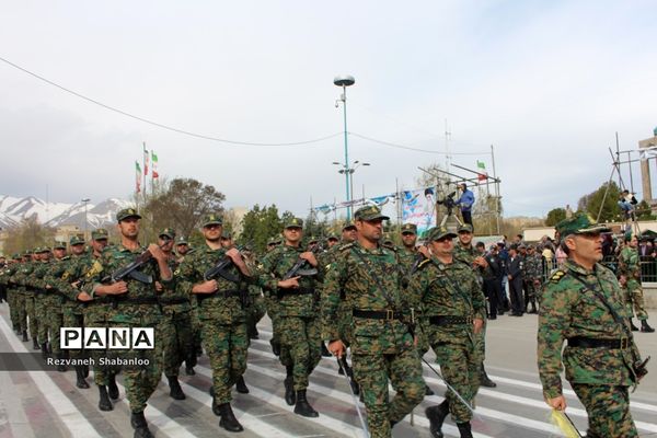 رژه نیروهای مسلح همدان در روز ارتش جمهوری اسلامی ایران