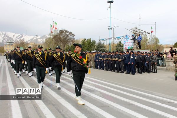 رژه نیروهای مسلح همدان در روز ارتش جمهوری اسلامی ایران