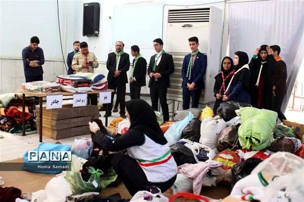 بسته بندی اقلام جمع‌آوری شده از دانش‌آموزان و فرهنگیان آذربایجان شرقی
