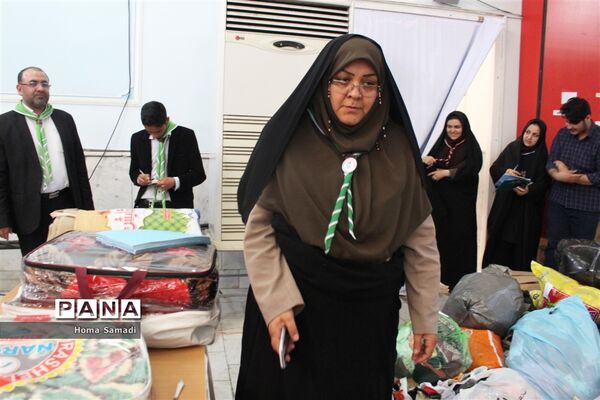بسته بندی اقلام جمع‌آوری شده از دانش‌آموزان و فرهنگیان آذربایجان شرقی